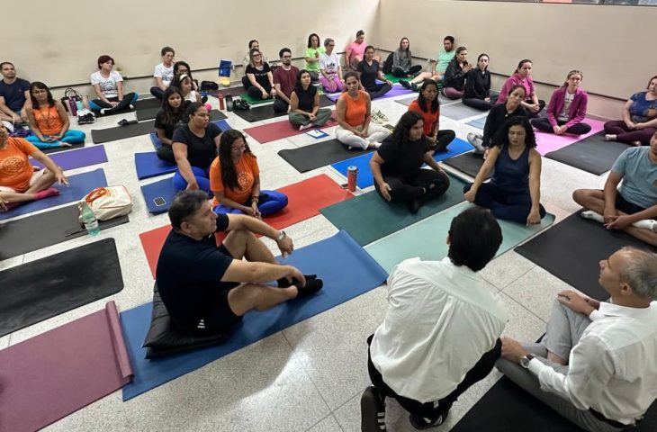 MS inicia projeto piloto de yogaterapia no SUS com formação especializada e reconhecimento internacional.