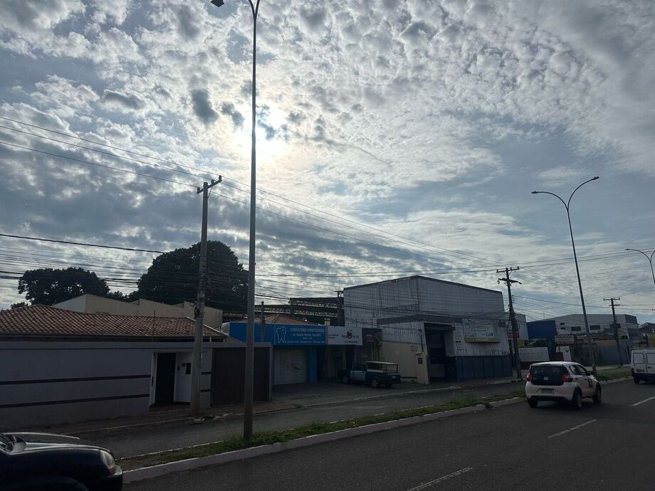 Sol entre nuvens na manha desta sexta-feira em Campo Grande