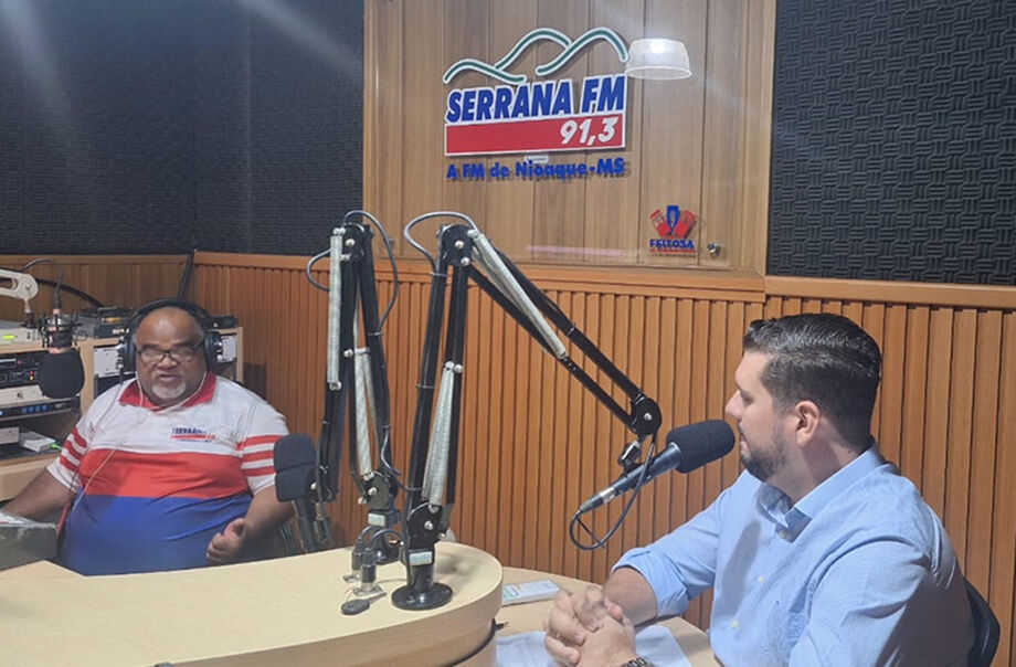 Prefeito André Guimarães apresenta balanço de ações em áreas como saúde, educação, infraestrutura e cultura em ato cívico e entrevista à rádio