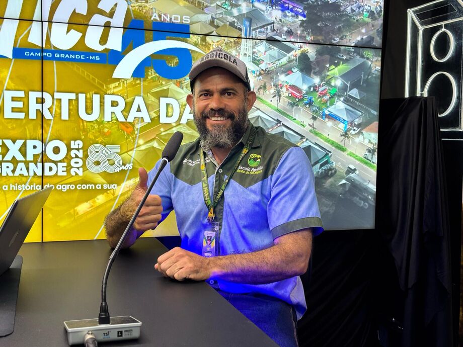 Na Expogrande, professor Regivaldo mostra como alunos aprendem na prática com leite, peixe, mel e queijo em Rochedinho