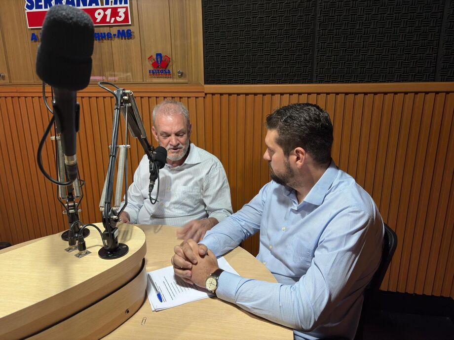 Deputado federal Geraldo Resende e o prefeito André Guimarães durante entrevista na Rádio Serrana FM