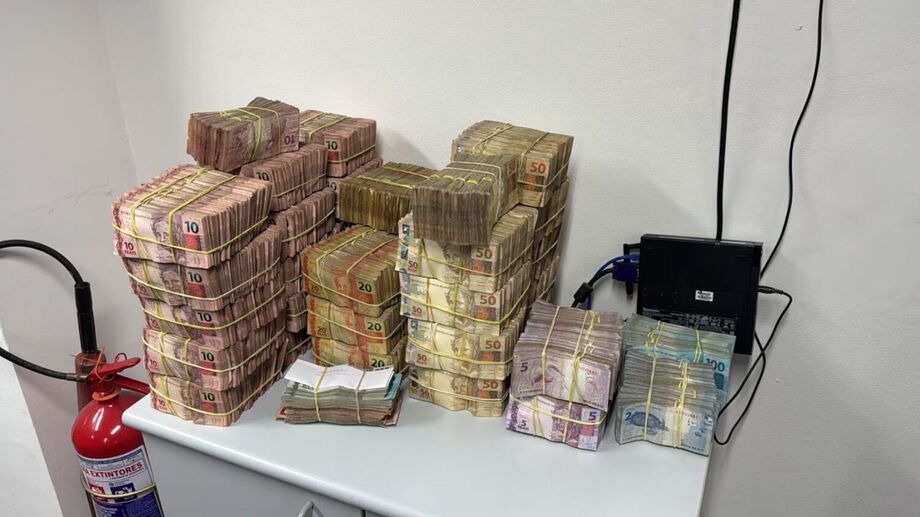Grandes somas de dinheiro foram encontradas e apreendidas pela Polícia Federal na Operação Copia e Cola.