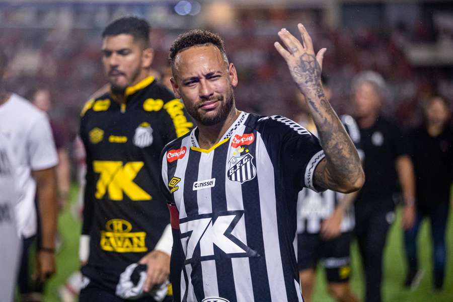 Neymar faz gesto de frustração após eliminação do Santos para o CRB na Copa do Brasil; craque entrou no segundo tempo, mas não evitou a queda nos pênaltis.