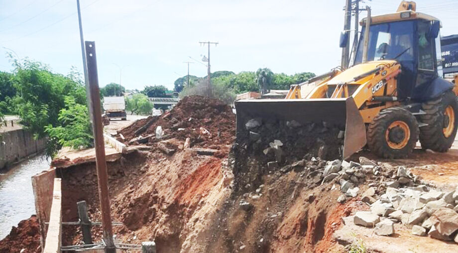 Trecho da Avenida Ernesto Geisel passa por obras após erosão provocada por temporal; estruturas ganham reforço com trilhos e pedras