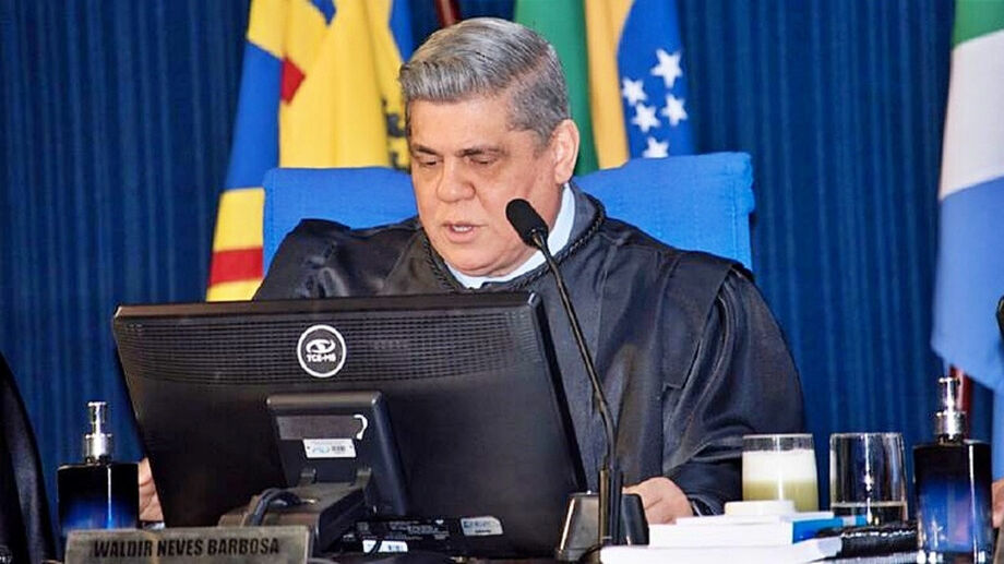 Waldir Neves durante sessão no Tribunal de Contas de Mato Grosso do Sul; conselheiro volta ao cargo após decisão do STF.