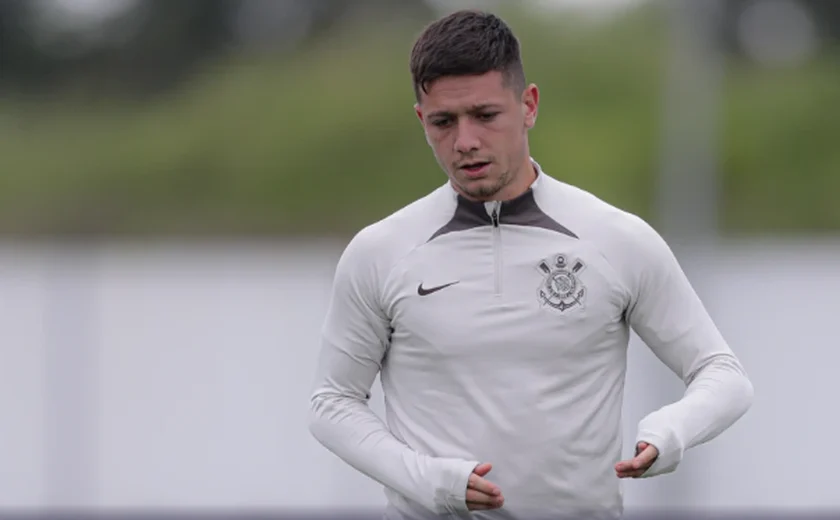Garro treina em campo com fisioterapeutas do Corinthians após aquecimento com jogadores