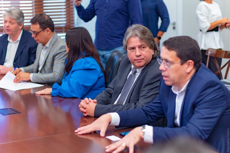 Deputado Caravina acompanha reunião sobre nova fábrica da Bracell ao lado de autoridades e representantes da empresa, em Campo Grande.