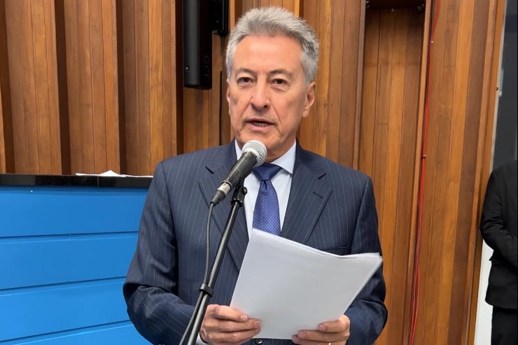 Deputado Hashioka pede ar-condicionado para sala do Mais Social em Jateí, visando mais conforto para servidores e famílias atendidas.