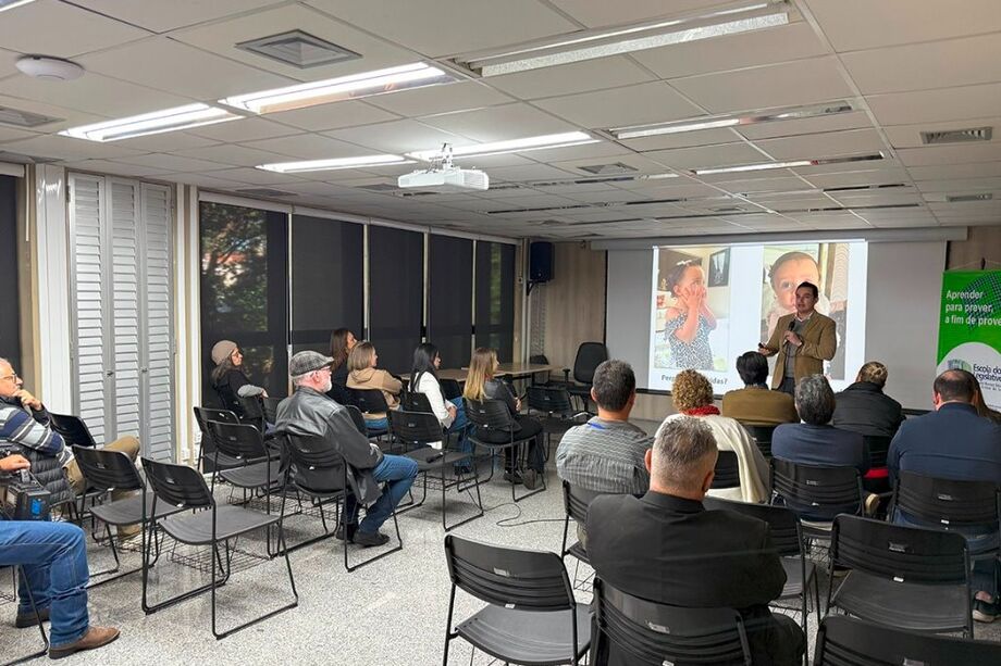 A importância da vacina foi o tema do ciclo de palestras promovido hoje pela Escola do Legislativo