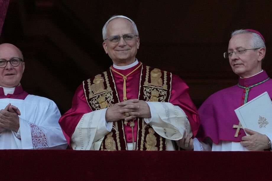 Recém-eleito Papa Leão XIV na sacada da Basílica de São Pedro.