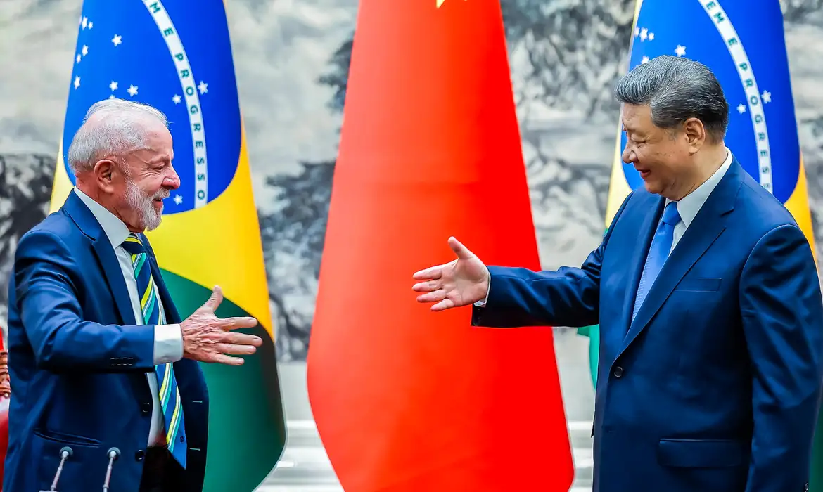 Presidente da República, Luiz Inácio Lula da Silva e o Presidente da República Popular da China, Xi Jinping, durante a cerimônia de assinatura de Atos, no Palácio do Povo. Pequim - China