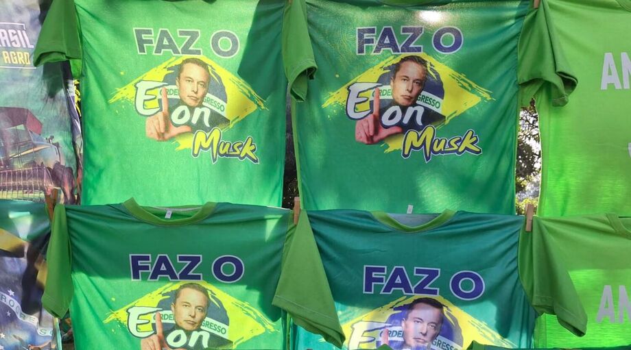 Ambulantes vendem camisa com faz o eLon durante ato bolsonarista em Brasília