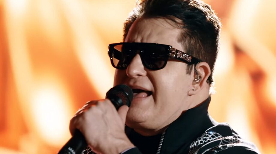 O cantor Marrone, da dupla com Bruno, em cena do vídeo 'Apenas Um Sorriso (Revivem Sua História - Ao Vivo em Uberlândia)'