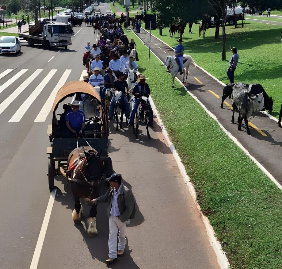São esperados aproximadamente 300 cavaleiros e amazonas, que percorreram a Avenida Afonso Pena