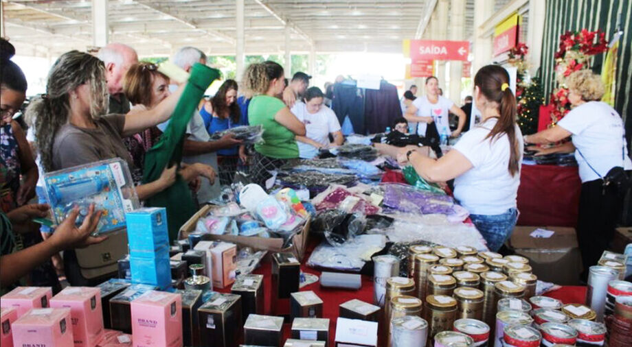 Bazar solidário acontece no Fort Cafezais, com itens apreendidos pela Receita Federal e renda revertida para projeto com crianças da Moreninha