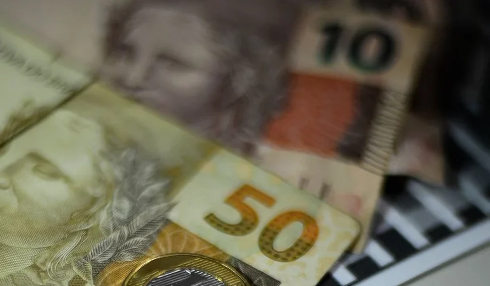 Sete em cada dez brasileiros afirmam conseguir pagar despesas essenciais com a renda atual, segundo FGV