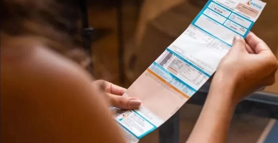 Consumidora analisa fatura de energia elétrica: nova medida do Governo Federal pode zerar a conta de luz para famílias inscritas no CadÚnico.