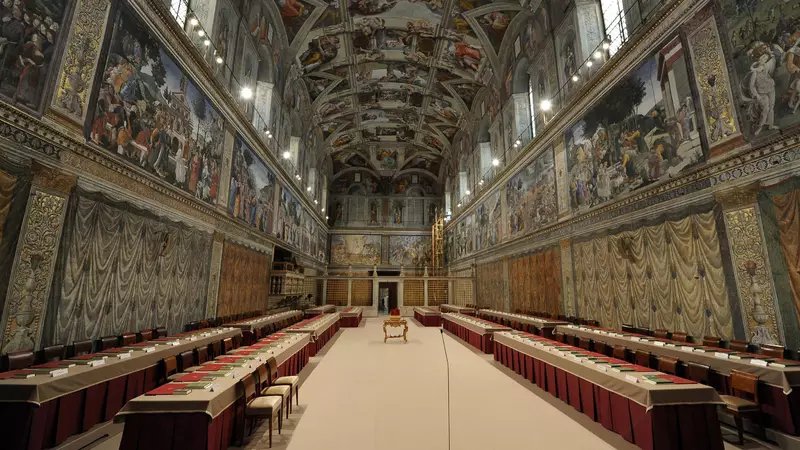 Capela Sistina está quase pronta para Conclave que escolherá novo papa