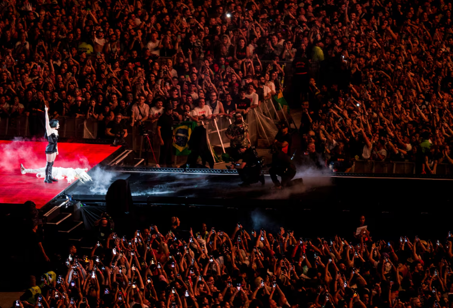 Lady Gaga diante do público em seu show em Copacabana, no Rio de Janeiro, em maio deste ano.