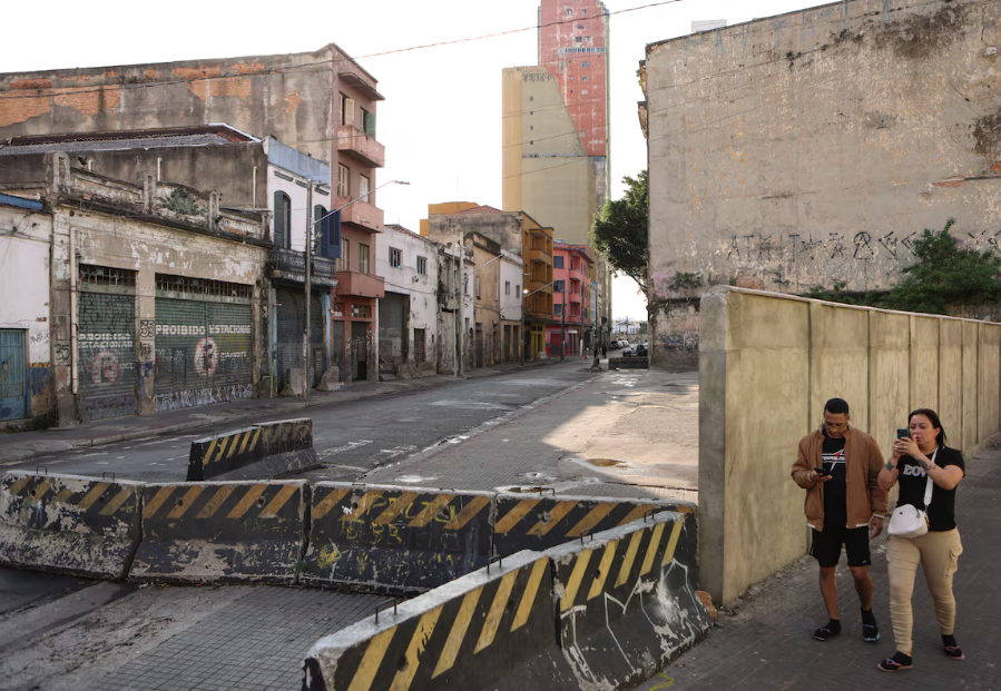 Rua dos Protestantes, próximo ao cruzamento com a Rua dos Gusmões na região central de São Paulo, vazia e fechada pela Guarda Civil Metropolitana ( GCM). Via conhecida como Cracolândia estava ocupada por usuários de drogas e foi esvaziada repentinamente.