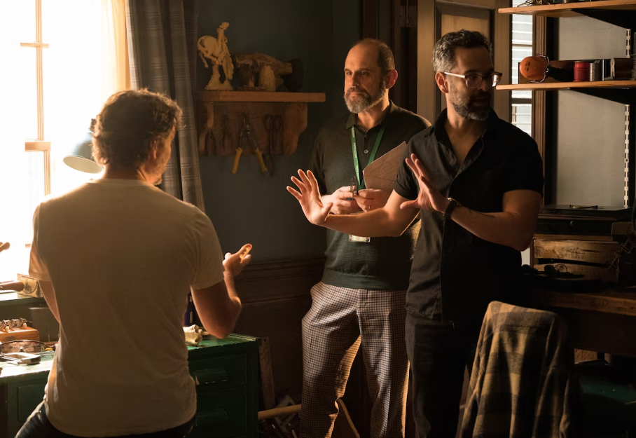 Neil Druckmann (à direita), com Craig Mazin (ao centro) e Pedro Pascal (de costas), nos bastidores de 'The Last of Us'.