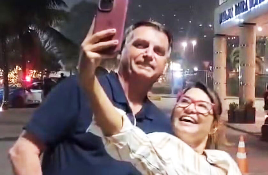 Bolsonaro ao lado de uma mulher parecida com a atual primeira-dama, Janja da Silva