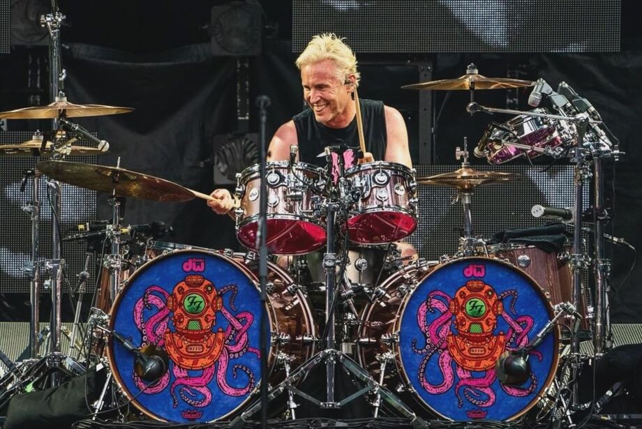 O baterista Josh Freese durante show com o Foo Fighters