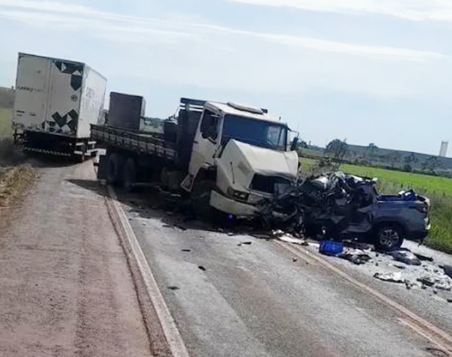 Trânsito ficou lento na região da BR-262 após colisão envolvendo caminhão e picape Fiat Toro, com duas mortes confirmadas
