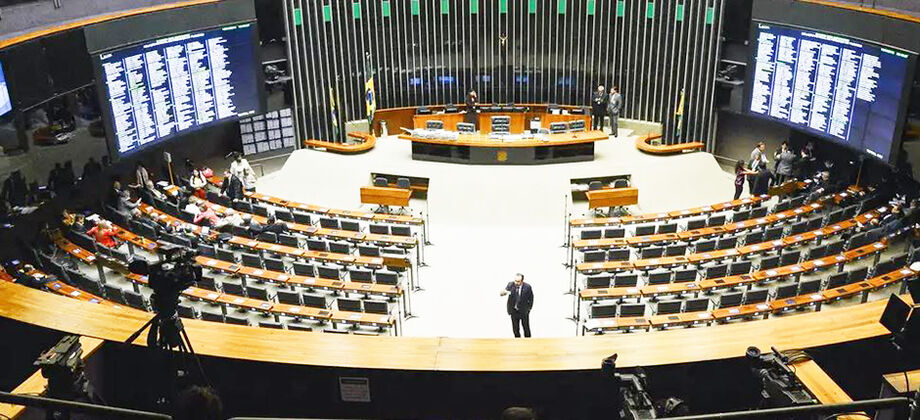 Plenário da Câmara dos Deputados durante votação que aprovou regime de urgência para proposta que endurece combate ao crime organizado