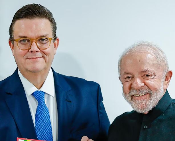Presidente Luiz Inacio Lula da Silva (PT) com o novo ministro Wolney Queiroz