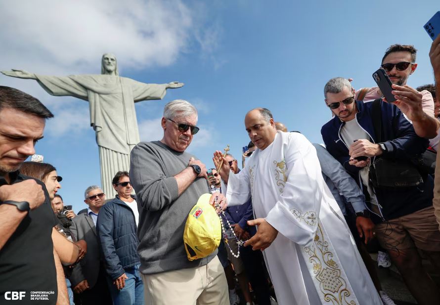 Carlo Ancelotti visita o Cristo Redentor