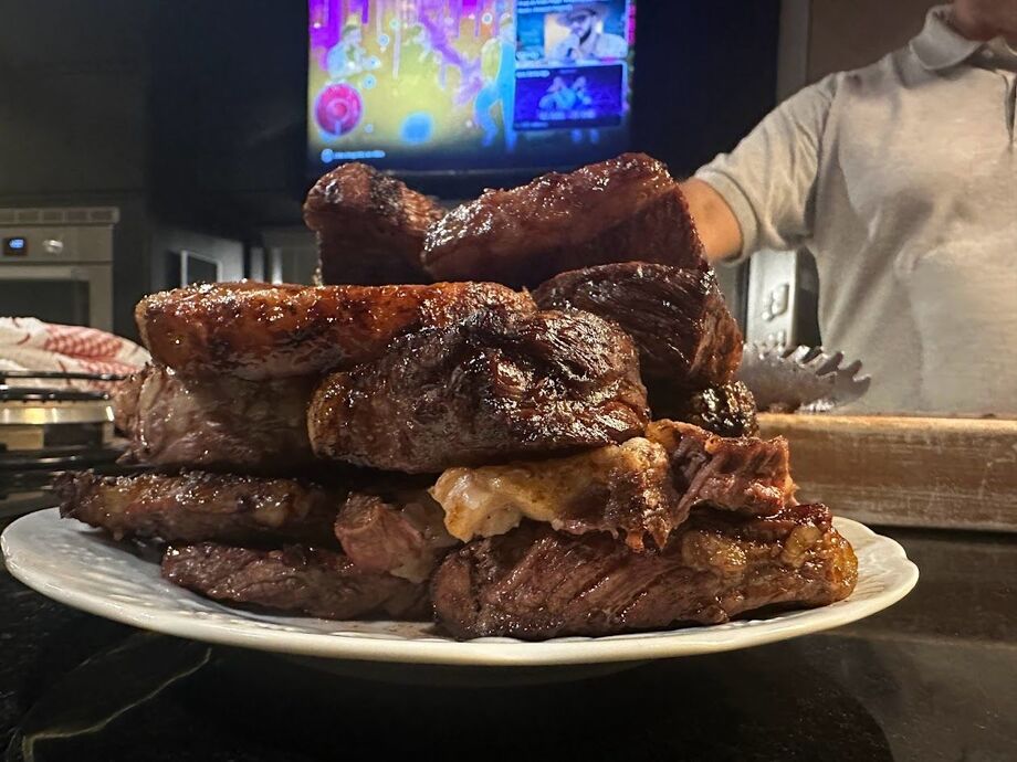 Prato de carnes variadas em churrasco caseiro em Campo Grande; preços dos cortes podem variar até 197%, segundo pesquisa do Procon-MS.