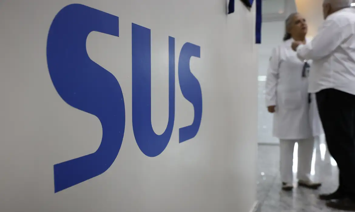 Justiça do Paraná condenou médico por cobrar valores indevidos de pacientes atendidos pelo SUS.