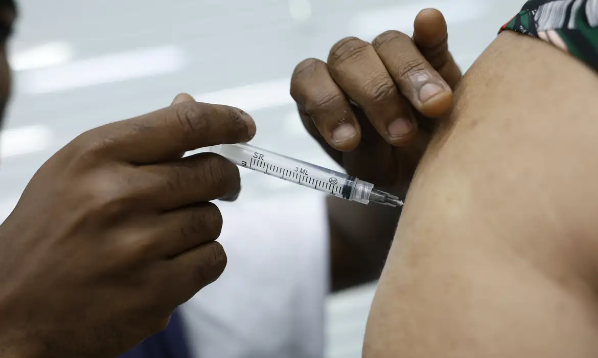 Com alta nos casos de hepatites, Sesau alerta para necessidade de vacinação 