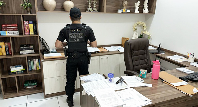 PF investiga juiz por suspeita de corrupção em MS; operação bloqueia R$ 1,4 milhão e analisa material apreendido.