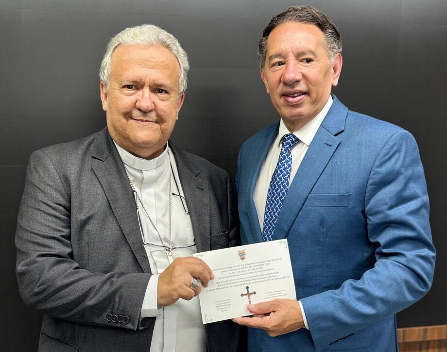 Dom Dimas entrega convite oficial do Jubileu das Autoridades ao presidente da ALEMS, deputado Gerson Claro.