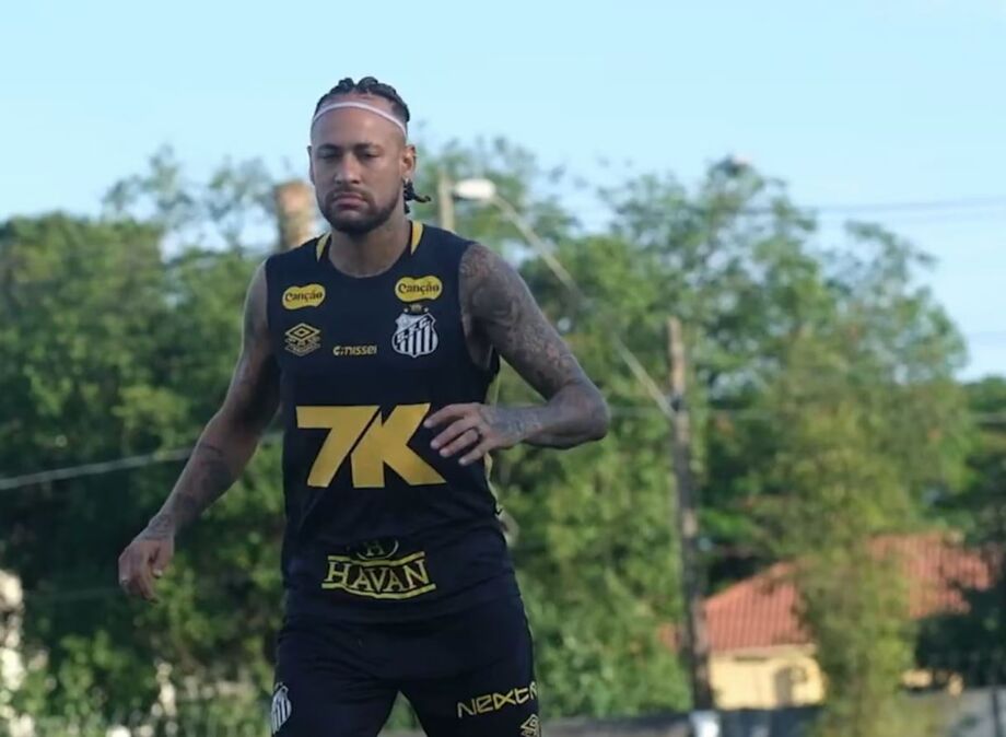 Neymar vai a campo em treinamento e deve atuar em Maceió na quinta-feira.