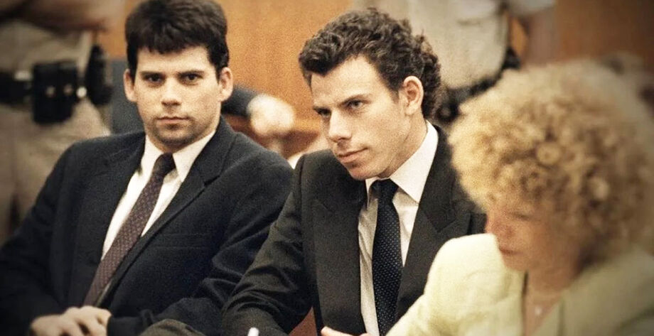Lyle e Erik Menendez durante audiência; irmãos cumprem pena há mais de 30 anos