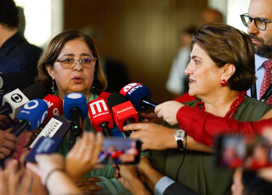 A ex-ministra das mulheres Cida Gonçalves concede entrevista na porta do Ministério das Mulheres após ser demitida pelo presidente Lula ao lado de Márcia Lopes, que assume a pasta