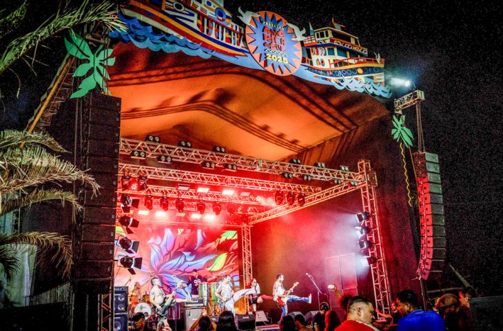 Com 14 anos de estrada, banda fez sua primeira apresentação no Brasil com a força de quem sabe entreter