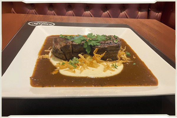 Prato com carne ao molho escuro e purê de mandioca é uma das apostas do Festival Brasil Sabor em Campo Grande; evento oferece opção por R$ 20