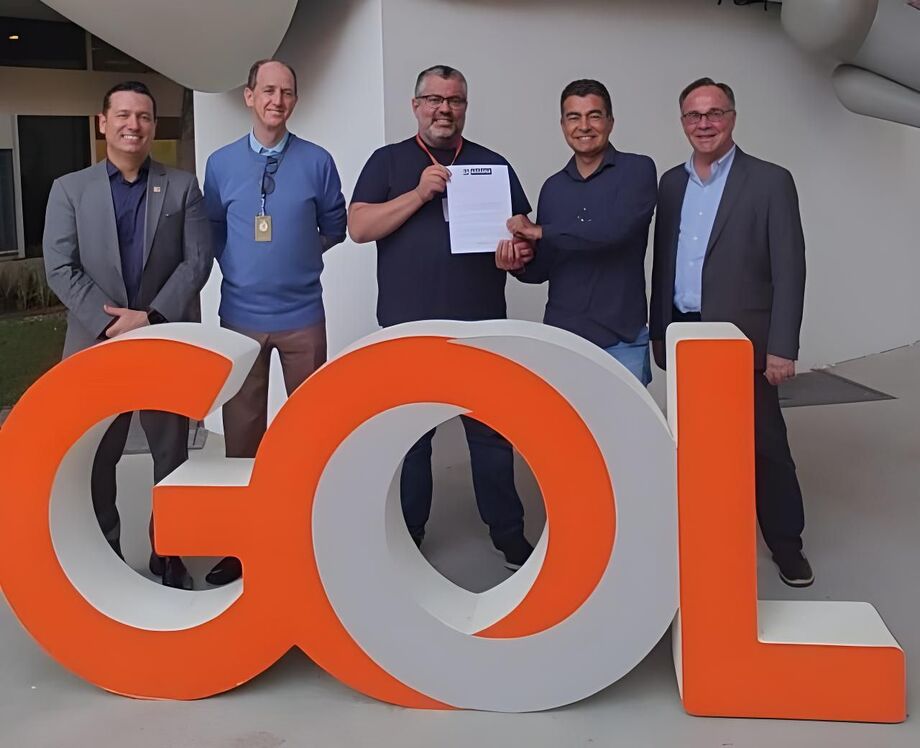 Prefeito Marçal Filho e equipe da Prefeitura de Dourados ao lado de executivos da GOL Linhas Aéreas em São Paulo, após assinatura de protocolo de intenções para retomada de voos comerciais no município.