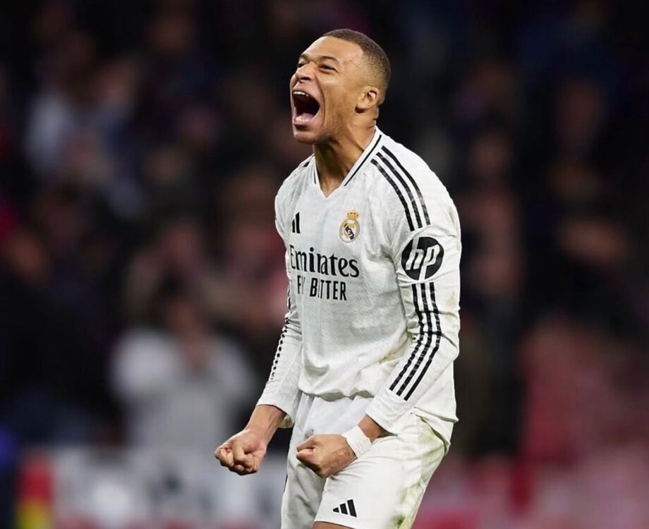 Kylian Mbappé marcou um gol e deu assistência antes de deixar o campo com dores no tornozelo, em Paris.