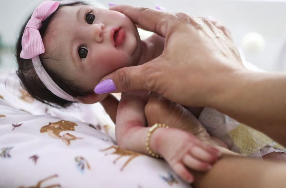Bebês reborn imitam em detalhes a aparência de bebês reais e viraram moda no TikTok