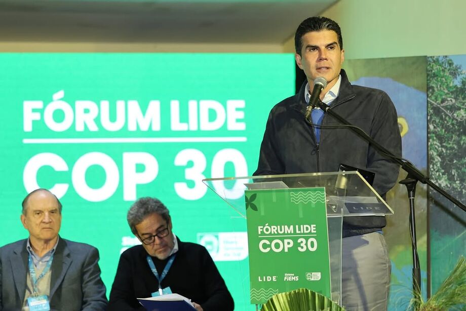 O governador do Pará, Helder Barbalho, durante discurso no Fórum LIDE COP 30, em Bonito (MS). Ele afirmou que Mato Grosso do Sul é exemplo de como conciliar produção e preservação ambiental.