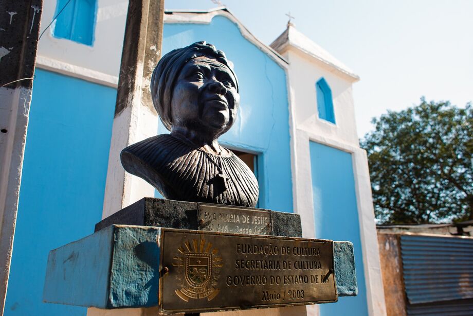 Busto de Eva Maria de Jesus, a Tia Eva, em frente à Igreja de São Benedito; marco histórico da fundação do quilombo urbano em Campo Grande, reconhecido como símbolo da resistência negra no Estado