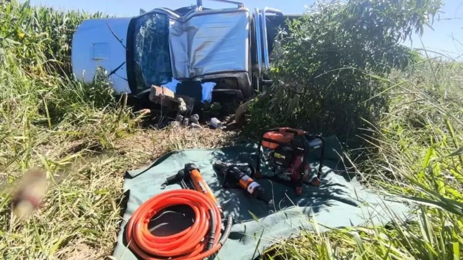 Equipamentos de resgate ao lado de caminhonete acidentada na MS-295, onde motorista morreu após capotamento e colisão com poste