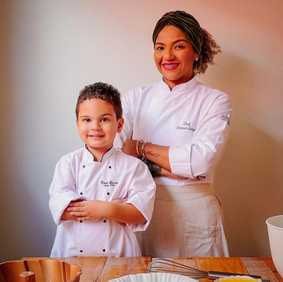 Hannah Quize ao lado do filho Davi, sua maior inspiração para empreender e construir uma rotina com mais presença e afeto.