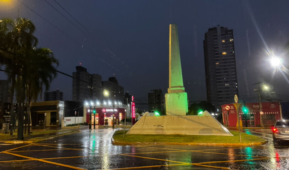 Obelisco de Campo Grande sob chuva e frio na chegada da frente fria