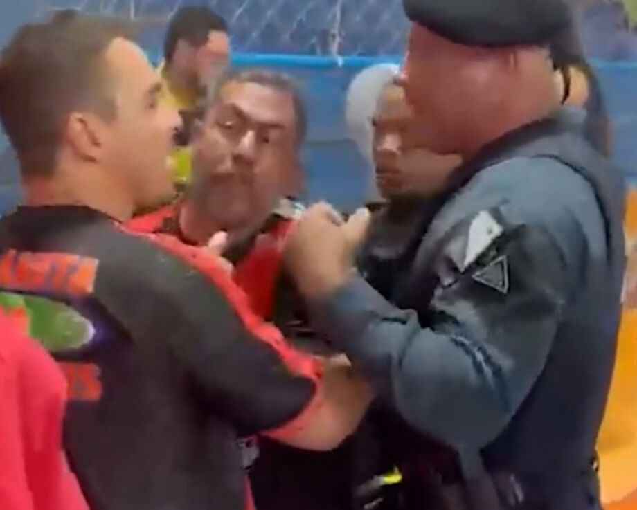 Técnico de futsal é contido por policiais militares durante confusão no Campeonato Estadual Sub-11, em Jardim (MS)